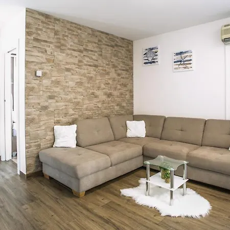 Holiday home Modern House W Large Garden & Children Playground *