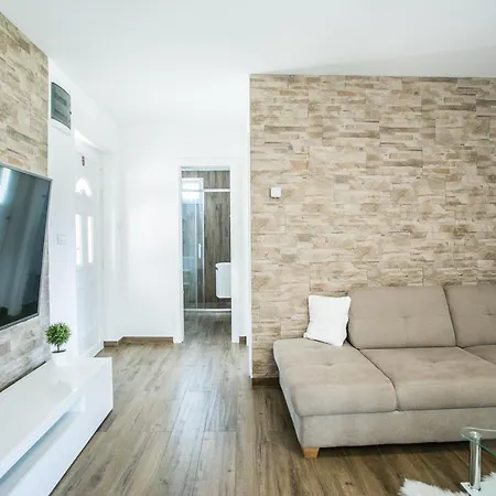 Modern House W Large Garden & Children Playground Kamen