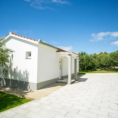 Modern House W Large Garden & Children Playground