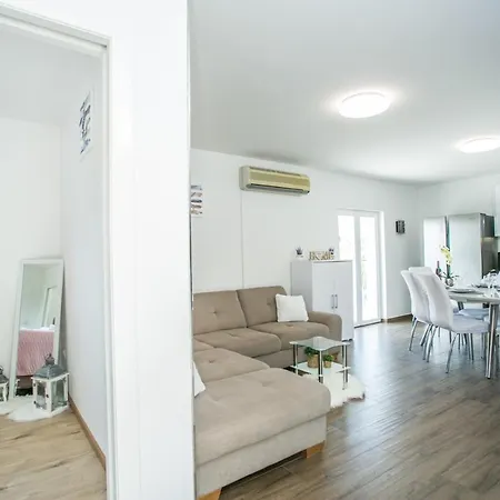 Modern House W Large Garden & Children Playground Holiday home *