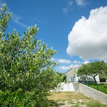 Modern House W Large Garden & Children Playground Holiday home
