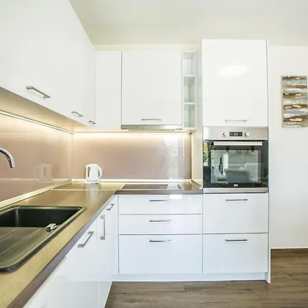 Modern House W Large Garden & Children Playground Holiday home *