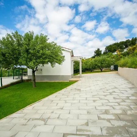 Modern House W Large Garden & Children Playground * Kamen