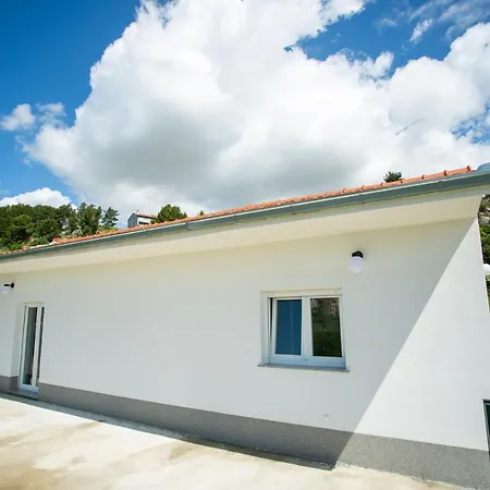 Modern House W Large Garden & Children Playground Kamen