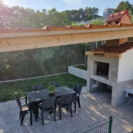 Modern House W Large Garden & Children Playground Holiday home *