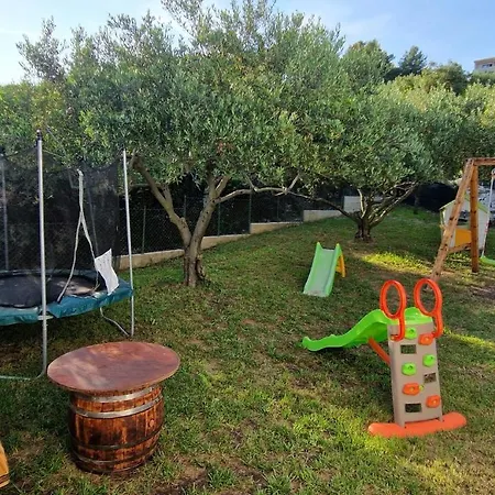 Modern House W Large Garden & Children Playground Holiday home Kamen