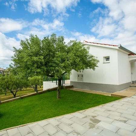 Modern House W Large Garden & Children Playground Holiday home