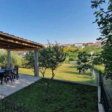 Holiday home Modern House W Large Garden & Children Playground *