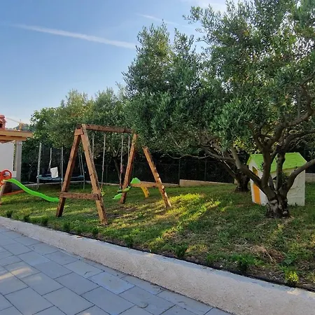 Modern House W Large Garden & Children Playground *